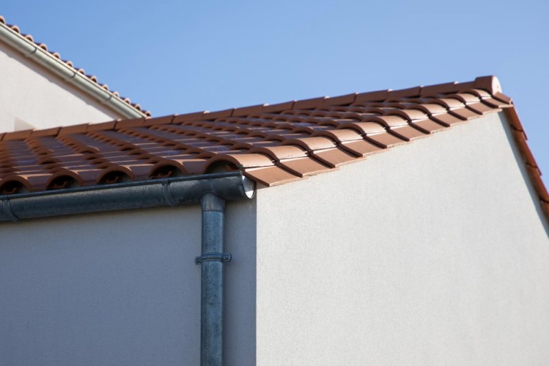 Jak zapobiegać zatorom w rynnach dachowych porady dotyczące czyszczenia i konserwacj