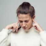 Jak sobie poradzić z zatkanym uchem – przyczyny i metody domowego leczenia